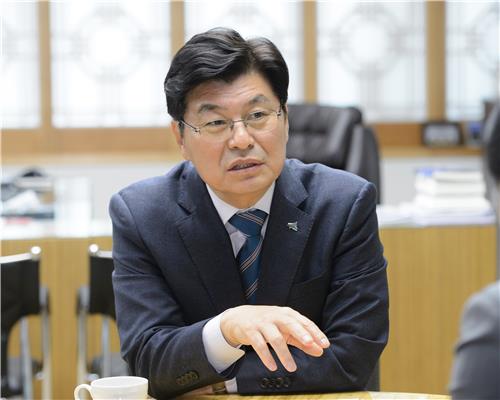 인터뷰하는 이춘희 세종시장