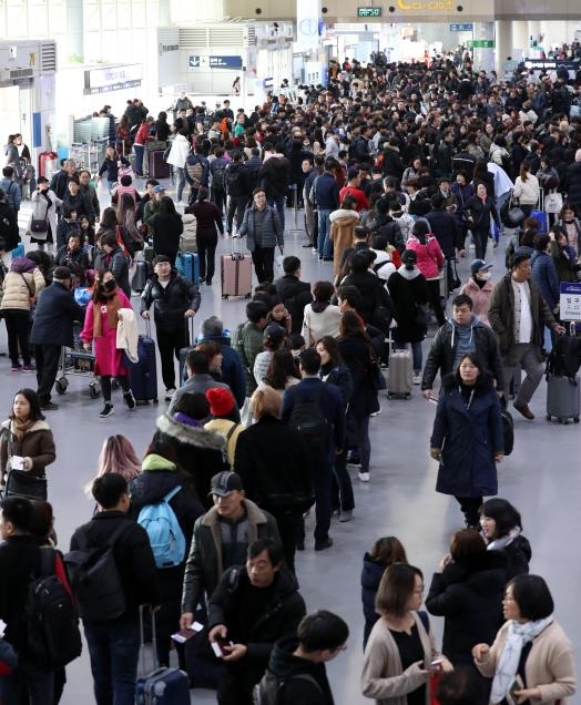 오전 9시가 되어서도 붐비는 김해국제공항 출국장
