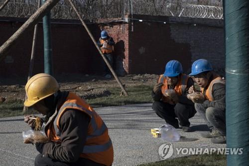 식사하는 베이징의 건설 노동자들