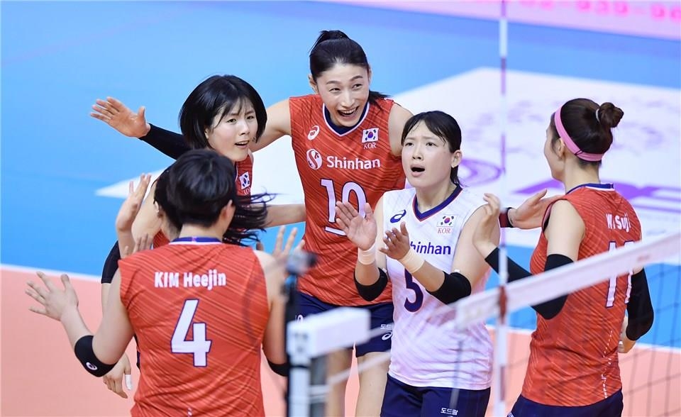 기뻐하는 한국 여자배구대표 선수들