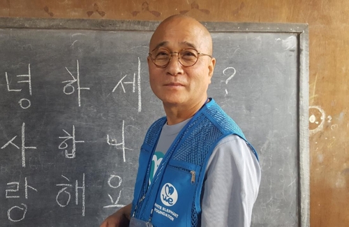 (바고<미얀마>=연합뉴스) 이희용 기자 = 영담 하얀코끼리 이사장이 미얀마 바고의 빤찬콩보육원에서 아이들에게 문화교육 봉사를 펼치고 있다.