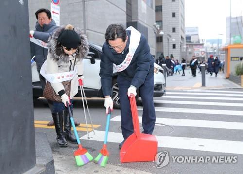 새해맞이 거리 청소에 나선 채현일 영등포구청장