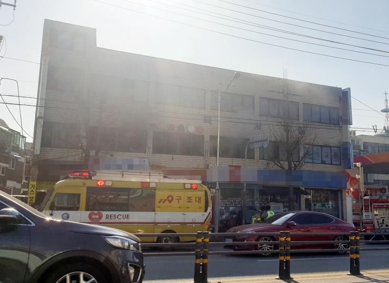 인천 부개동 상가건물서 불…1명 부상
