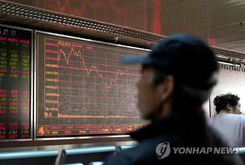 중국 베이징의 한 증권사 객장