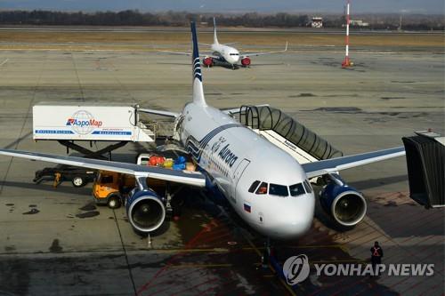 블라디보스토크 공항에 주기한 오로라 항공 여객기의 모습.