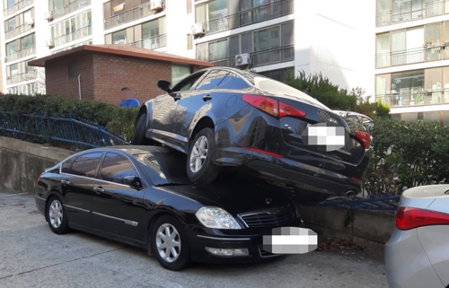 다른 차량 위로 올라탄 차량