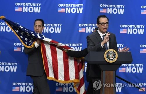 지난해 4월 기회특구 프로그램 콘퍼런스에서 발언하는 므누신(우) 미국 재무장관