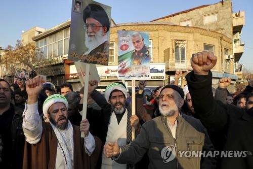 12일 테헤란 주재 영국 대사관 앞에서 항의시위하는 이란 시민들