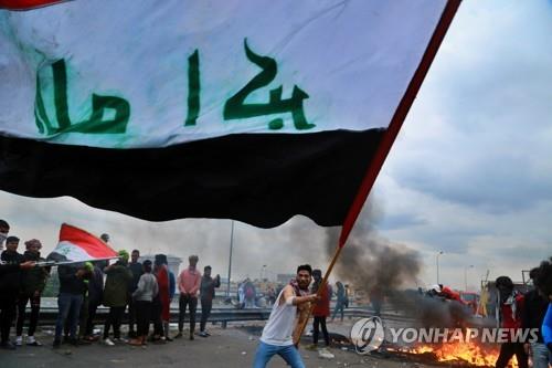 21일 바그다드의 도로를 점거한 반정부 시위대