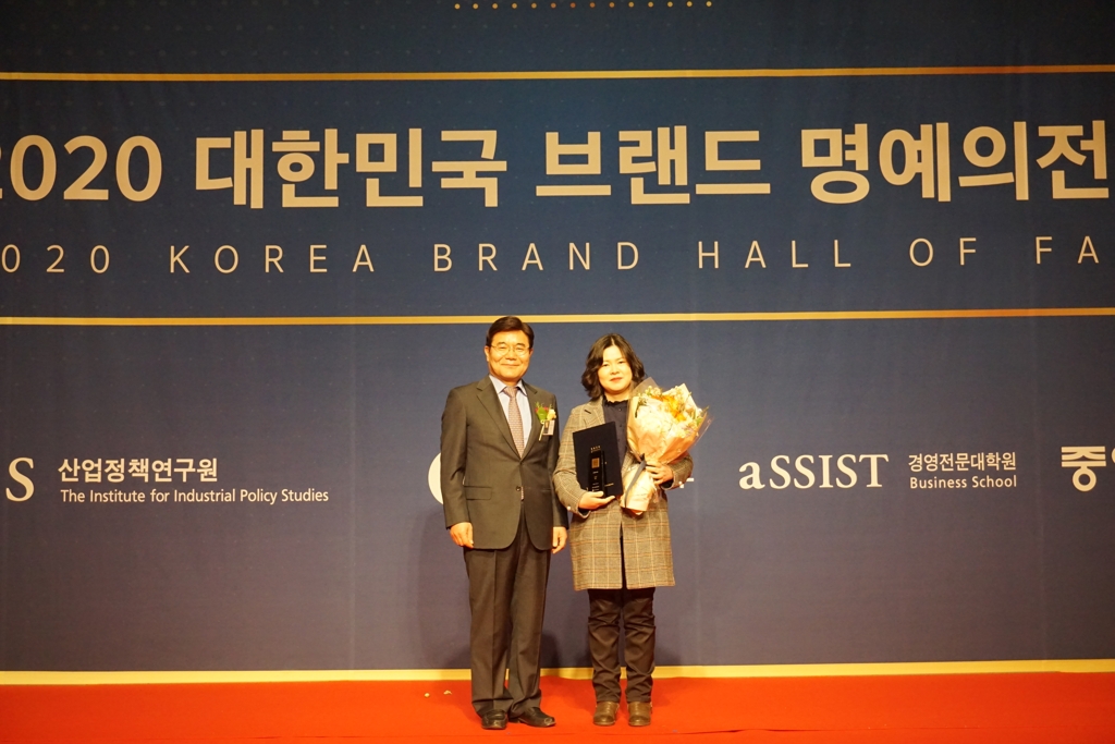 대한민국 브랜드 명예의 전당에서 상을 받은 김혜성 볼빅 이사(오른쪽).