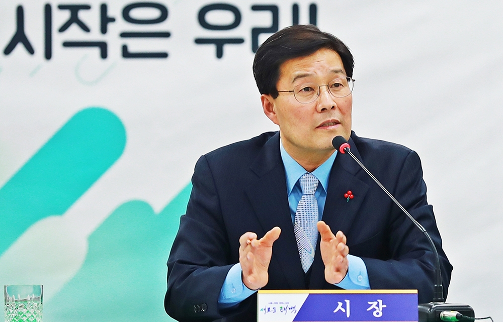 2020년 주요 업무계획 보고회 주재하는 류태호 강원 태백시장
