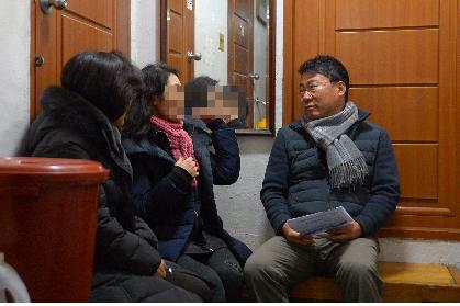A씨를 찾아 이야기를 나누는 서양호(오른쪽) 서울 중구청장