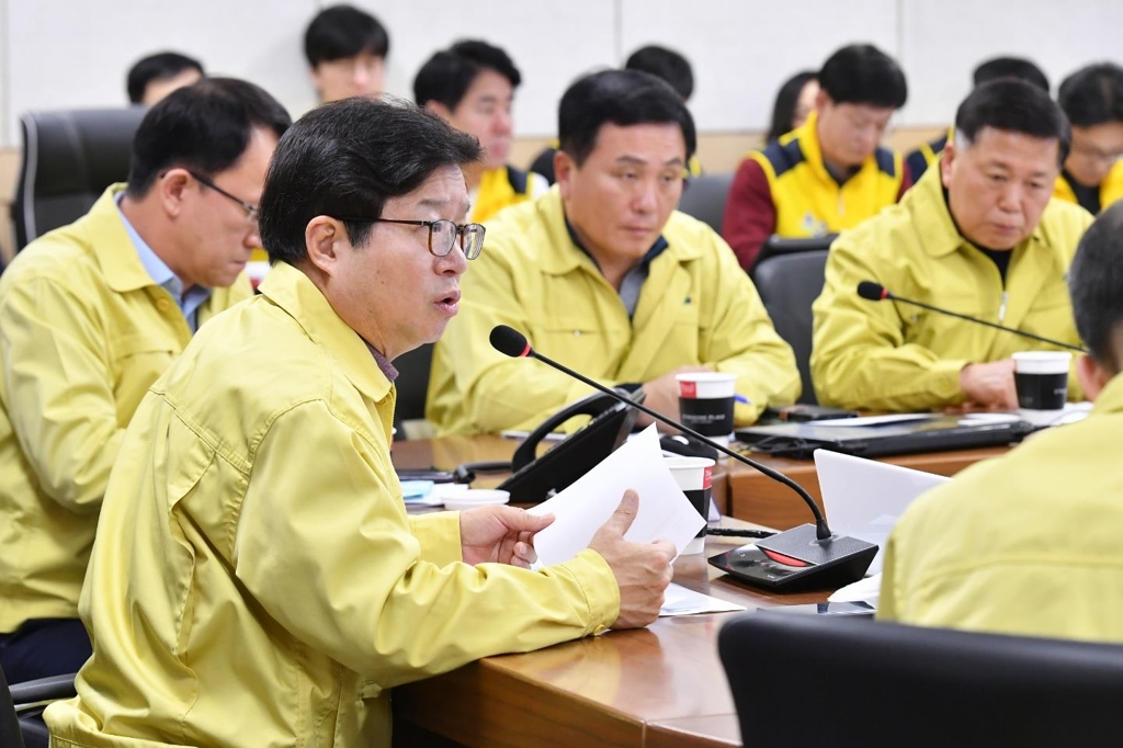 '신종 코로나' 상황 회의 주재하는 염태영 수원시장