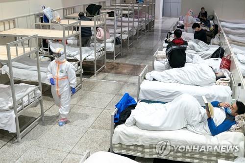 중국 후베이성 우한의 한 임시병원 내 병동