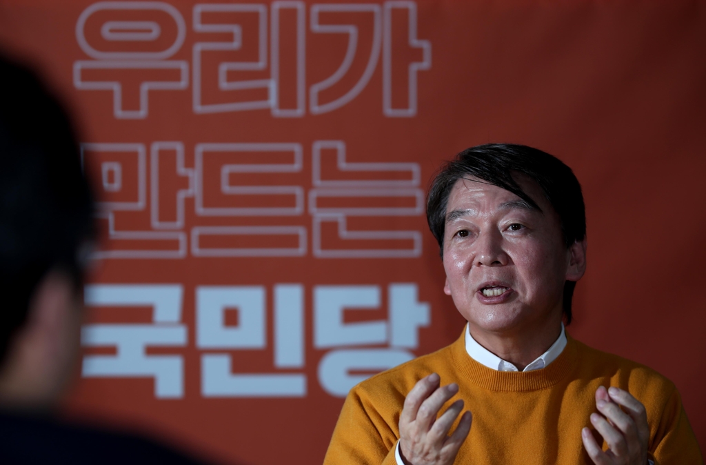 인터뷰 하는 안철수