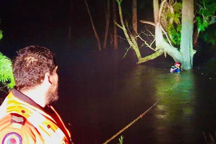 홍수로 불어난 강에서 나무를 붙잡고 버티다 10시간만에 구조되는 호주 남성 