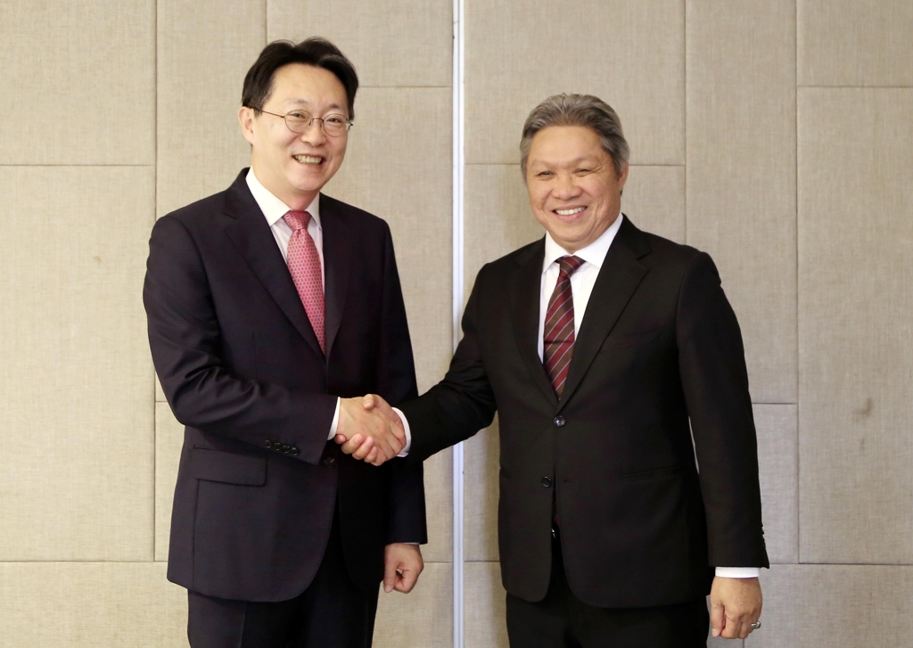 한-말레이시아 국세청장 회의에 참석한 김현준 국세청장(왼쪽)