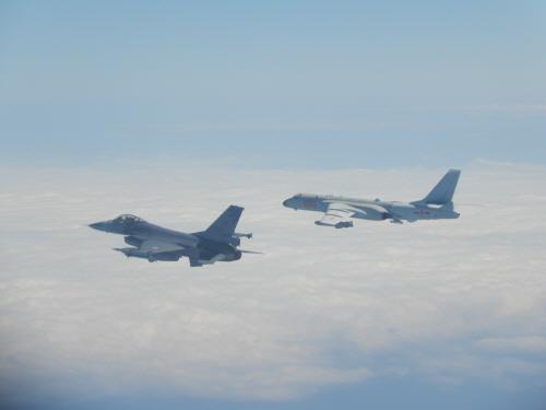 중국 군용기를 추격 비행하는 대만 F-16(왼쪽)