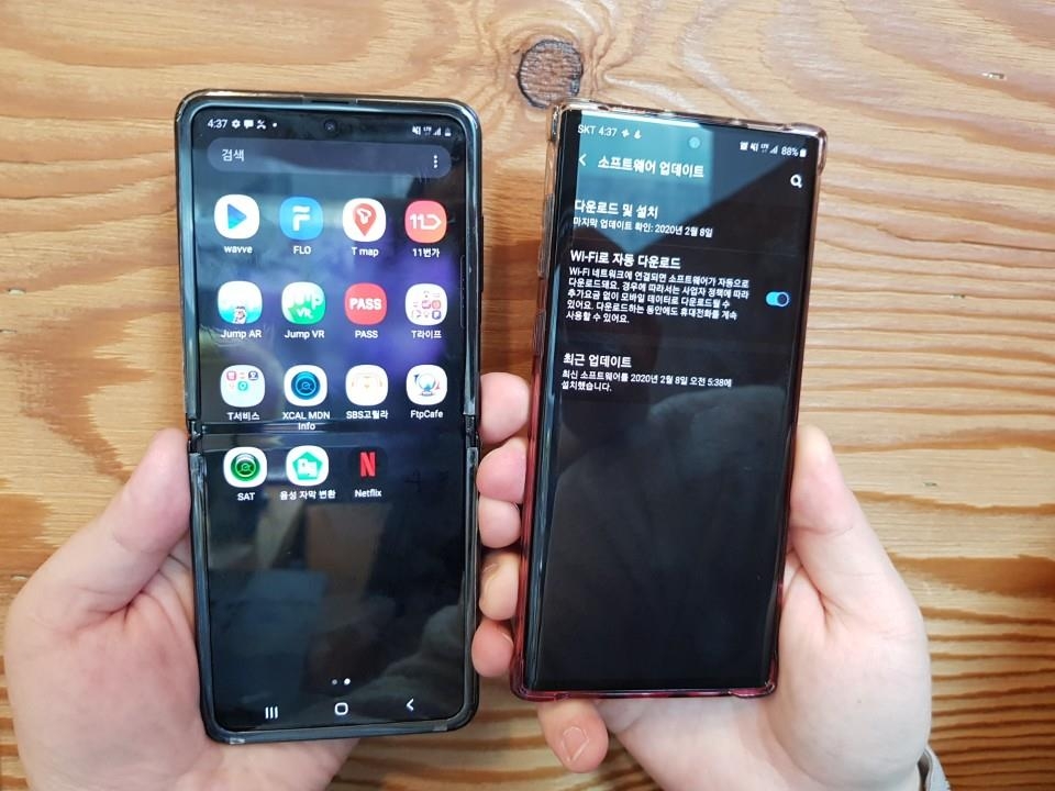 갤럭시Z플립(왼쪽)과 갤럭시노트10