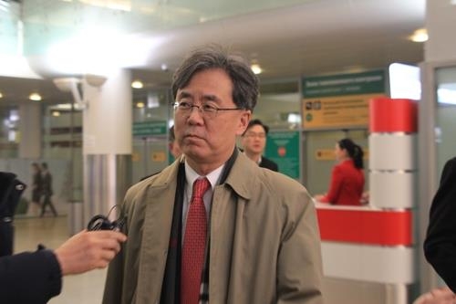 (모스크바=연합뉴스) 유철종 특파원 = 지난 12일(현지시간) 모스크바 셰레메티예보 국제공항에 도착해 대기중이던 기자들의 질문에 답하는 김현종 청와대 국가안보실 2차장.