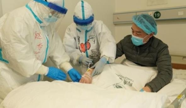 중국 후베이성 우한의 한 병원에서 환자를 치료하는 의료진