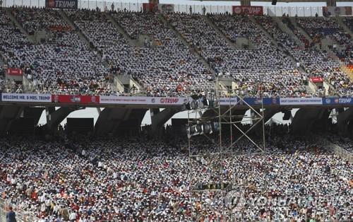 24일 인도 아메다바드의 세계 최대 크리켓 경기장 '사르다르 파텔 스타디움'에서 열린 '나마스테 트럼프' 행사의 관중석 모습. [AP=연합뉴스]