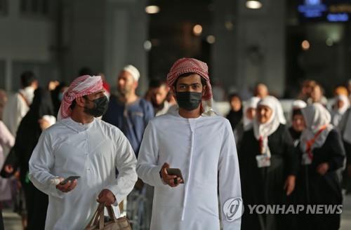 지난달 28일 마스크를 쓰고 메카를 찾은 사우디 시민
