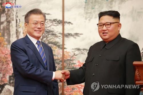 남북 정상, 평양공동선언 발표 뒤 악수