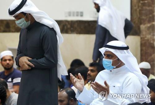 지난달 28일 쿠웨이트 모스크에서 열린 금요 대예배