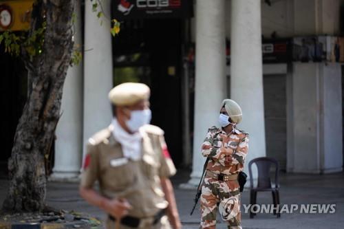 '국가 봉쇄령'이 내려진 인도의 수도 뉴델리에서 마스크를 쓰고 행인 단속에 나선 경찰. [AFP=연합뉴스]