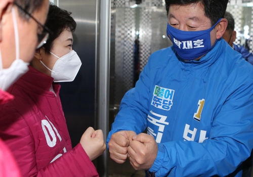 인사하는 이언주(왼쪽) 박재호(오른쪽) 의원