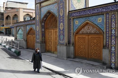 문이 닫힌 테헤란의 한 이슬람 사원
