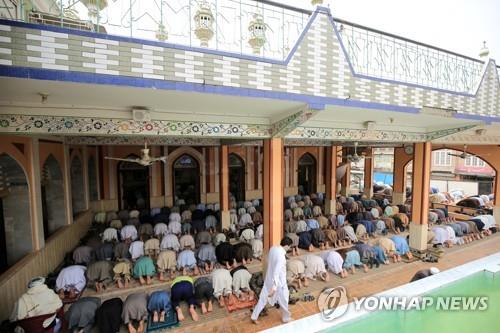 3일 파키스탄의 한 모스크에서 열린 금요 합동 예배
