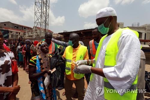 나이지리아에서 14일간 봉쇄령에 사람들이 3일 식량지원을 받으러 줄을 서고 있다.