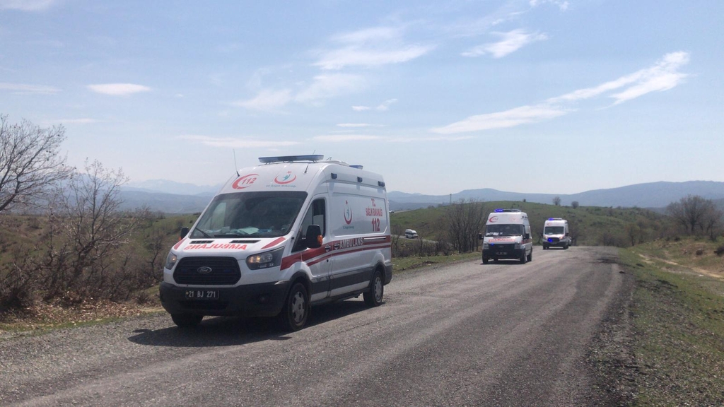터키 남동부 디야르바크르 주(州)의 폭탄 테러 현장으로 향하는 구급차