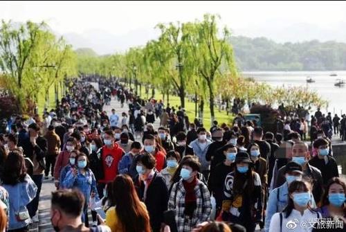 청명절 연휴 항저우 시후 찾은 중국 관광객들