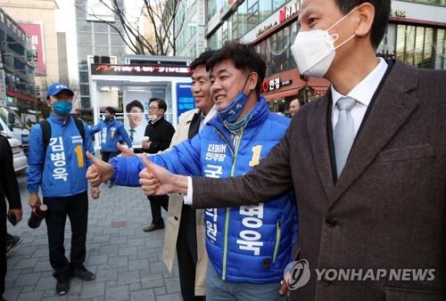 시민들과 기념촬영하는 김병욱 후보