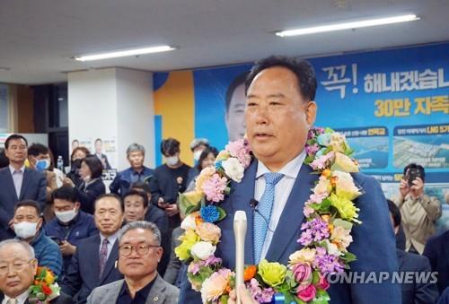 당선 확정 후 언론 인터뷰 하는 어기구 의원