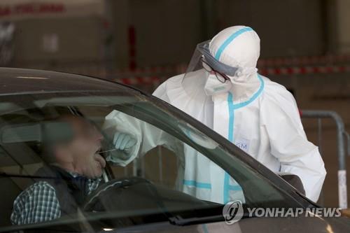 이탈리아 베로나에서 한 시민이 코로나19 검사를 받고 있다.