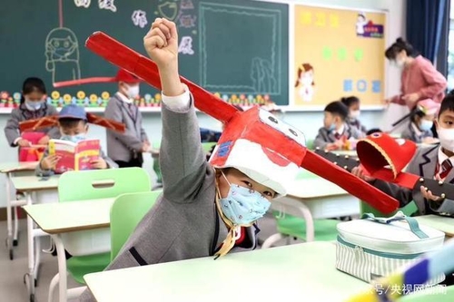 27일 항저우의 한 초등학교에서 '1ｍ 모자'를 쓴 학생들 [사진 중국중앙방송. 재판매 및 DB 금지]