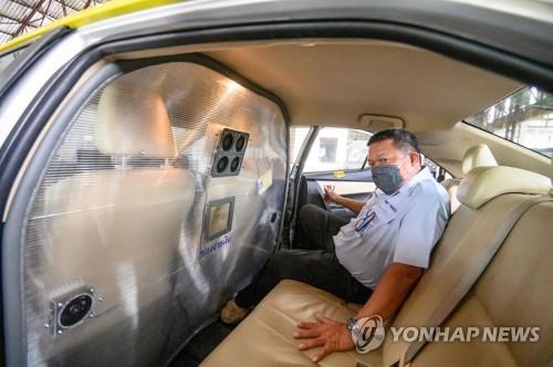 운전사와 승객의 코로나 감염을 막기 위한 칸막이가 설치된 태국의 택시. 2020.5.13