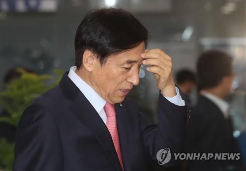 지난 3월 20일 서울 중구 한국은행에서 이주열 총재가 기자들과 만난뒤 이동하고 있다. [연합뉴스 자료사진]