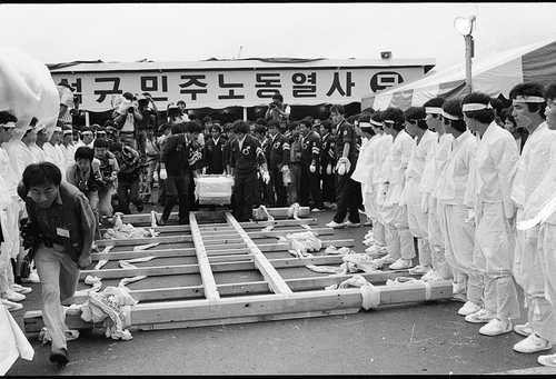 1987년 고(故) 이석규씨의 운구 장면. [연합뉴스 자료사진]
