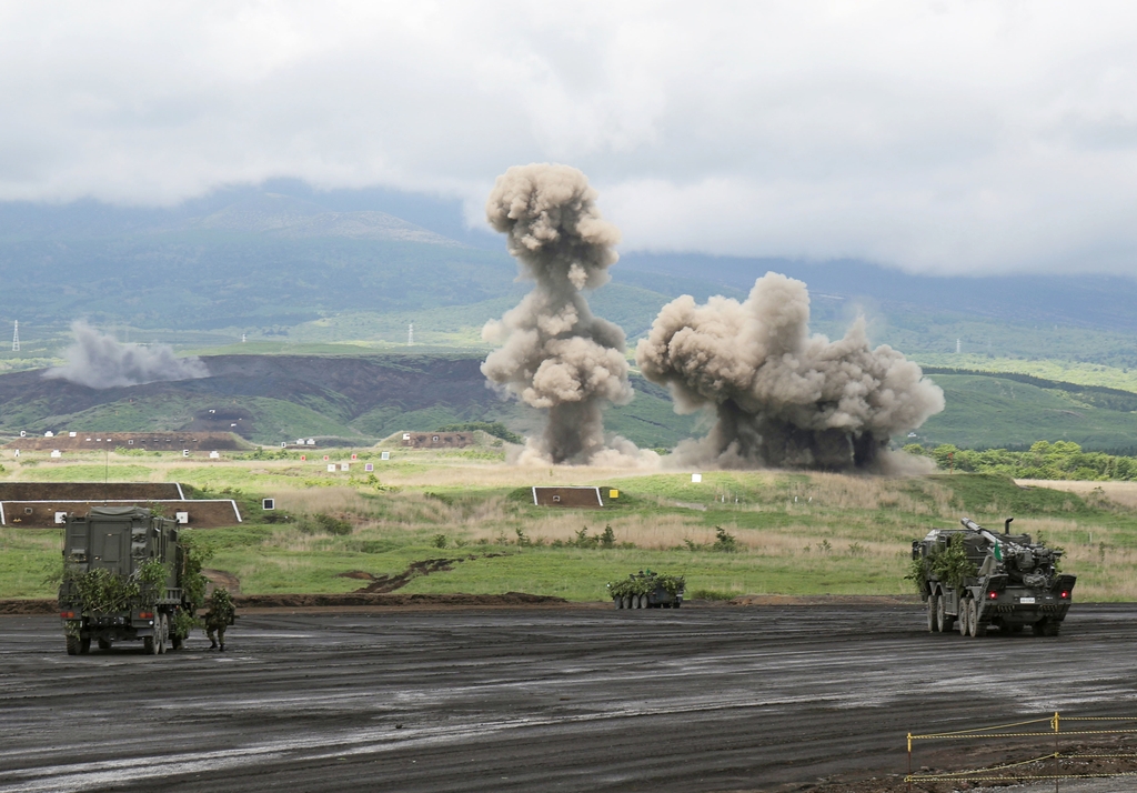 (시즈오카 교도=연합뉴스) 일본 육상자위대가 23일 시즈오카현 히가시후지연습장에서 일본 내 최대 규모의 실탄 사격 훈련인 '후지종합화력연습'을 하고 있다. 