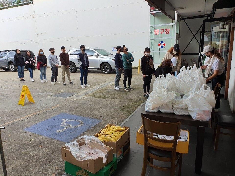 청년들에게 무료 도시락 나눠주는 이스트우드 한인상우회 회원들