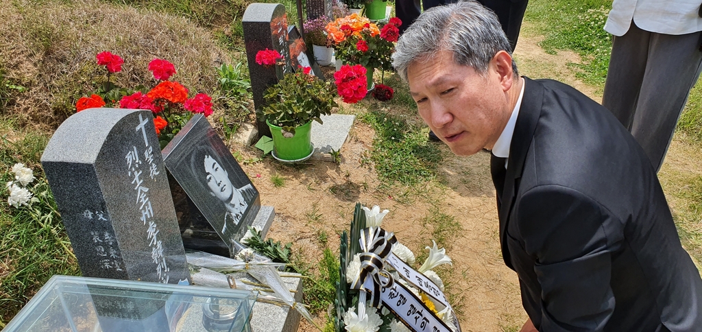 이한열 열사 참배하는 노재헌씨