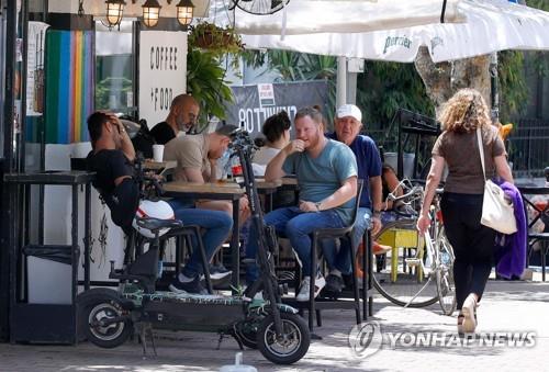 27일(현지시간) 이스라엘의 지중해 도시 텔아비브에서 문을 연 커피숍. [AFP=연합뉴스]