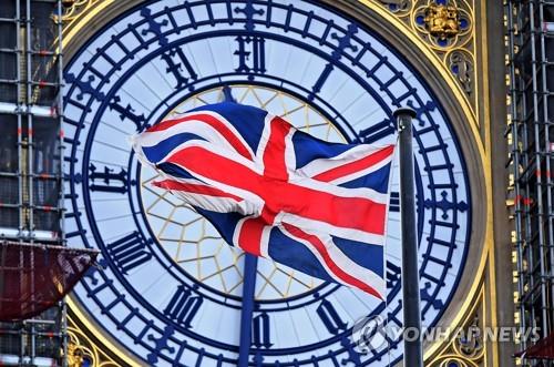 영국 국회의사당 상징인 시계탑과 유니온잭