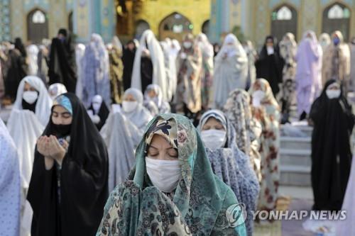 테헤란 모스크에서 기도하는 이란 시민들