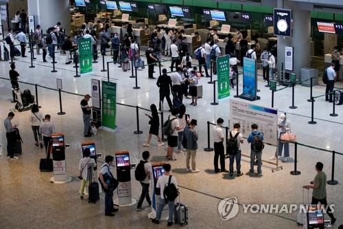 (상하이 로이터=연합뉴스) 2020년 5월 21일 중국 상하이 훙차오 국제공항에 마스크를 쓴 여행객이 붐비고 있다. 신종 코로나바이러스 감염증(코로나19) 사태로 자취를 감췄던 여행객의 발길이 다시 이어지는 양상이다. 2020.6.3 